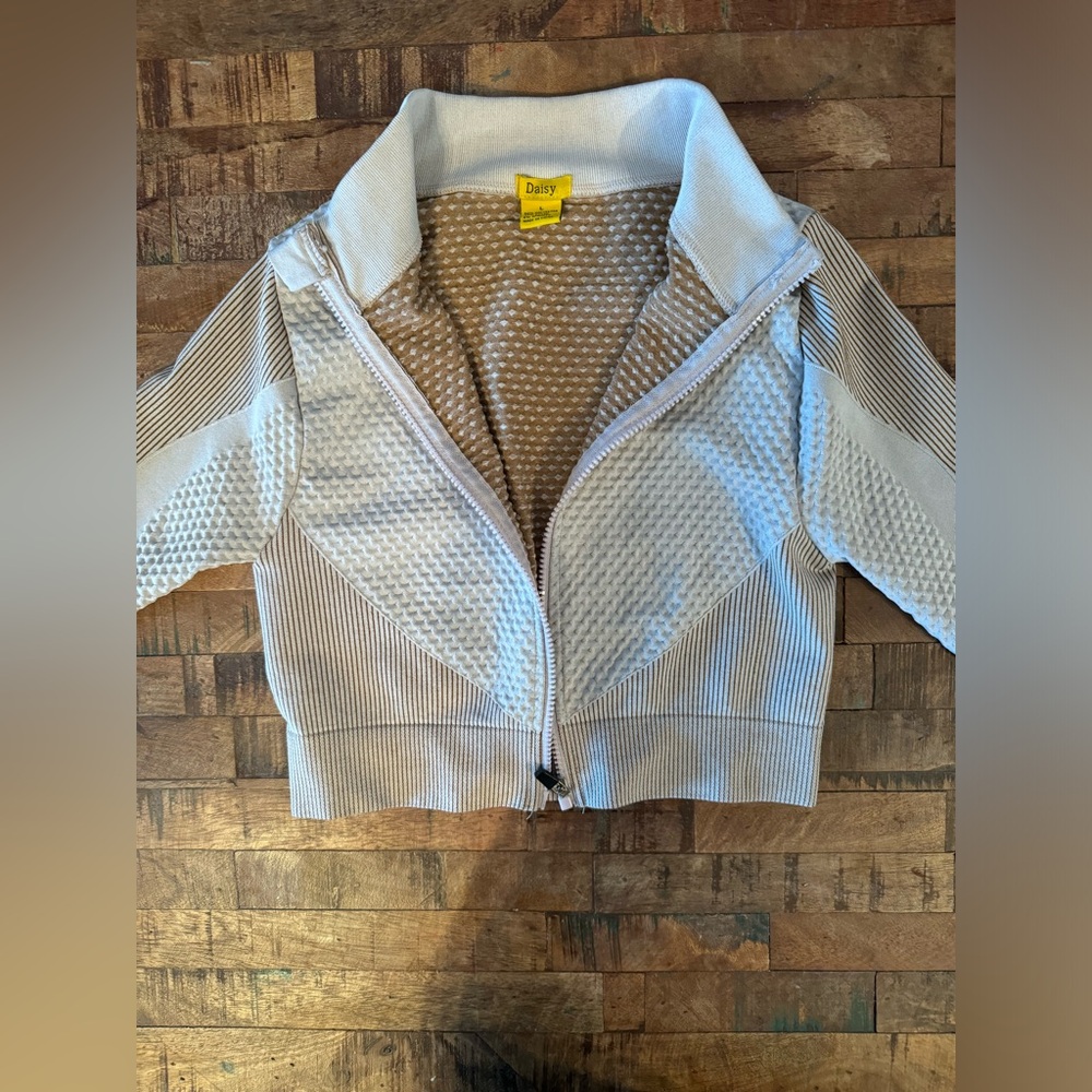 Daisy active crop zip up jacket size L